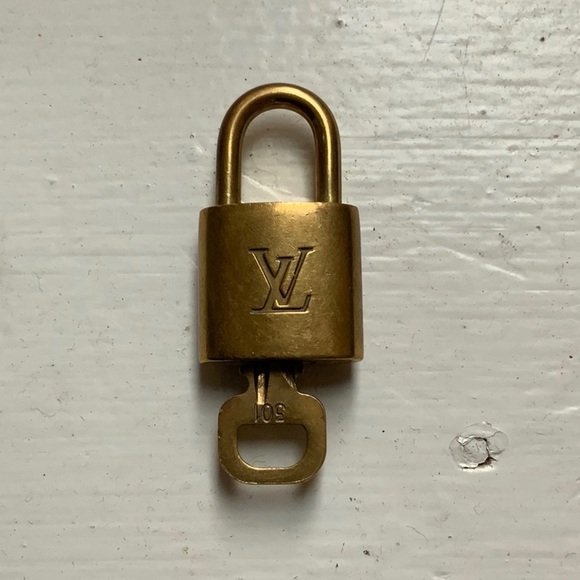 Louis Vuitton Brass '301' Padlock in Goldtone with Goldtone Key [m] - Picture 1 of 7